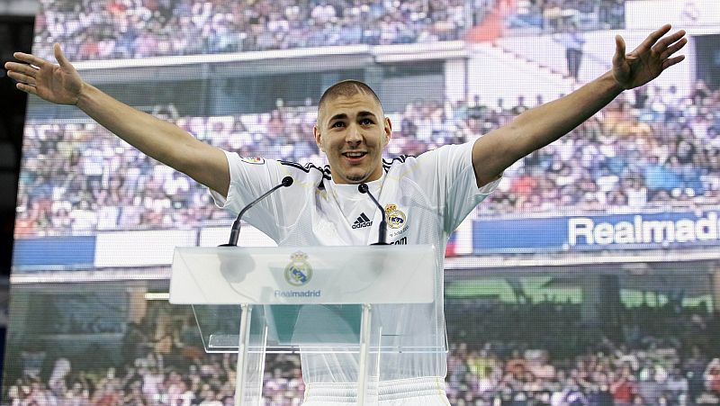 Karim Benzema se apresenta ao Real Madrid com público de "apenas" 15 mil torcedores. Francês é o 15º jogador na história de seu país a defender o clube espanhol | Juan Medina/Reuters