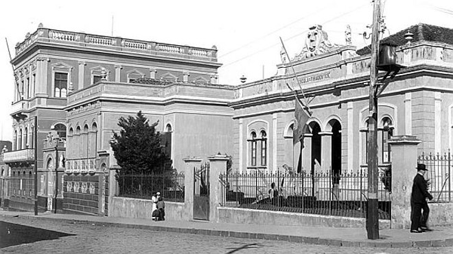 Escola Tiradentes, construída e doada pelo Barão do Serro Azul, ao lado da sua casa, em 1892. Ali, Dona Júlia foi professora e diretora durante toda a sua vida de magistério | 