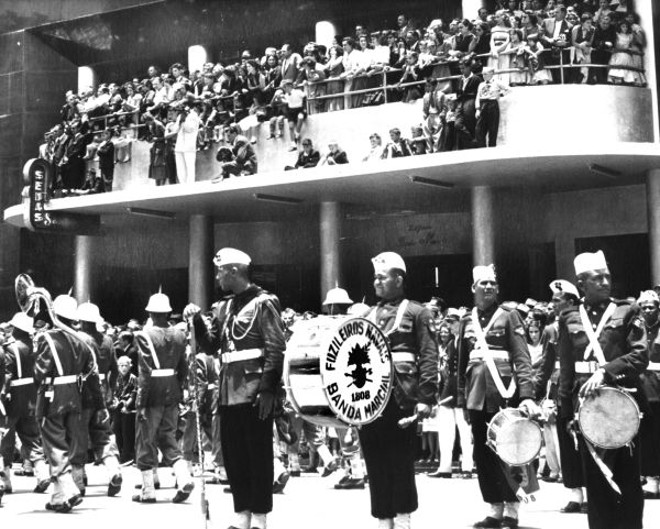 Na comemoração do Centenário do Paraná, em 1953, uma das atrações foi a presença da Banda Marcial dos Fuzileiros Navais do Rio de Janeiro, abrilhantando o desfile alusivo à data | 