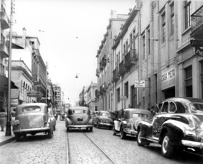 A Rua Marechal Floriano em fotografia feita no dia 25 de dezembro de 1949, próximo da esquina com a Deodoro | 