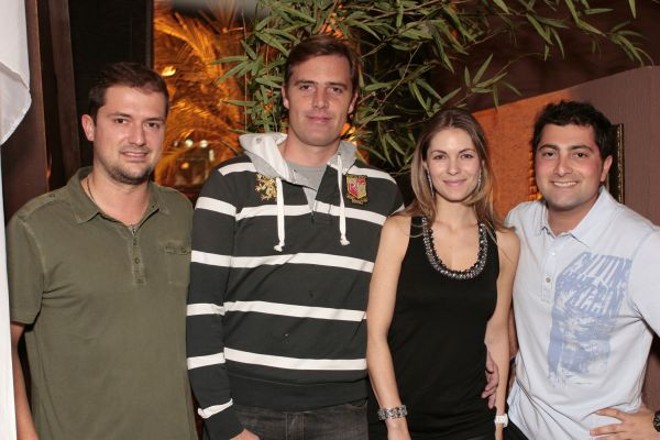 O casal Bruna e José Carlos Pisani Filho (ao centro) com os sócios do bar Es Vedrà Giocondo Villanova Artigas Neto (à esq.) e Gustavo Ferroni Ferreira, na festa de 1 ano da casa, na última terça-feira |