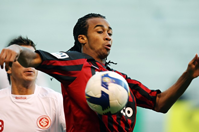 Wesley marcou o 3º gol do Furacão e foi determinante para a vitória, jogando bem o tempo todo |