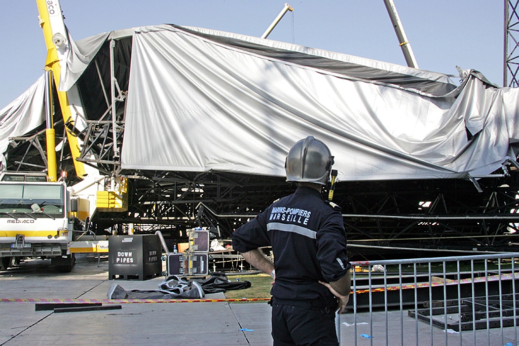 Queda do telhado do palco que estava sendo montado para o show da Madonna na França fez a segunda vítima fatal nesta sexta-feira | AFP