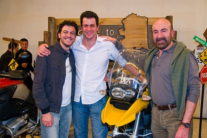 Carlos Roberto Madalosso foi prestigiar os filhos Lorenzo e Beto, que inauguraram a exposição fotográfica 