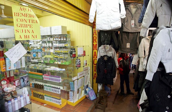 Farmácia oferece remédio para a gripe suína em Ciudad del Este, no Paraguai: trazer o remédio para o Brasil é ilegal, alerta a Anvisa | Christian Rizzi/Gazeta do Povo