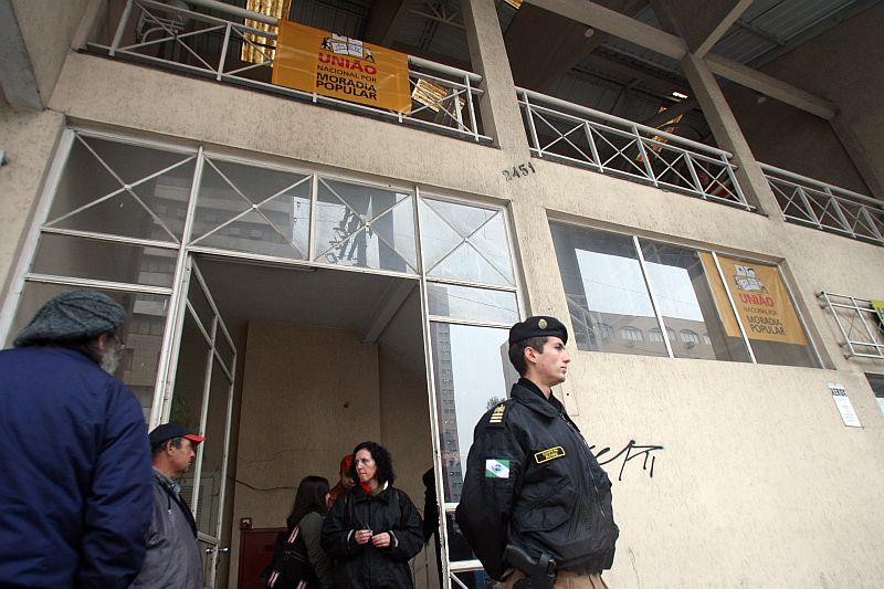 Policiais militares acompanham a invasão do prédio, que já foi um shopping | Priscila Forone/Gazeta do Povo