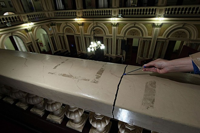 Com 115 anos, o Palácio Rio Branco apresenta rachaduras, trincas e fendas no guarda-corpo do mezanino | Albari Rosa/Gazeta do Povo