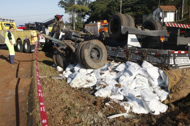 Motorista de caminhao carregado com soda caustica sai da pista e capota o veiculo no na Br-116, em Campina Grande do Sul. | Aniele Nascimento / Gazeta do Povo