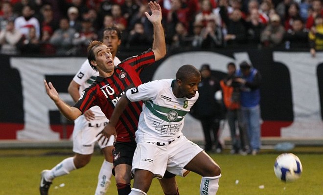 Douglas Silva toma a frente de Paulo Baier em lance do segundo tempo de partida |