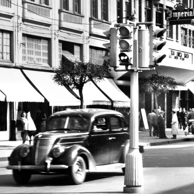 Em agosto de 1948 foi instalado o sinaleiro de trânsito na Avenida João Pessoa. A curiosidade em saber se os motoristas obedeciam aos comandos das luzes reunia um bando de basbaques, que olhavam ora para a troca dos faróis ora para os automóveis | 
