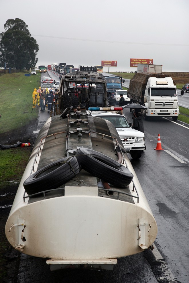 Equipes do Corpo de Bombeiros e da RodoNorte trabalham para retirar o veículo da pista | 