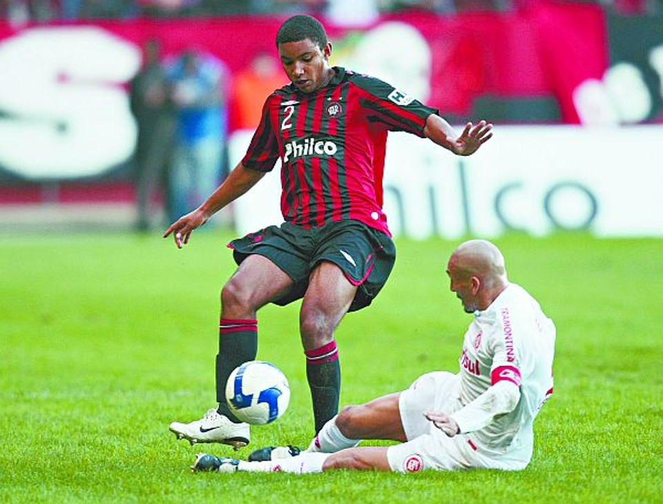 Raul toca antes do carrinho de Guiñazu: lateral-direito era a única moeda de troca desejada pelo Grêmio para liberar Alex Mineiro | Albari Rosa/ Gazeta do Povo