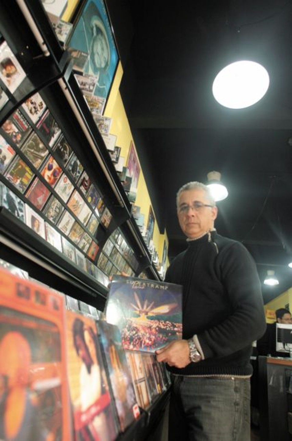 Virgilio Savarin, há mais de três décadas cercado por discos, CDs e DVDs: A música é minha cachaça | Priscila Forone/Gazeta do Povo