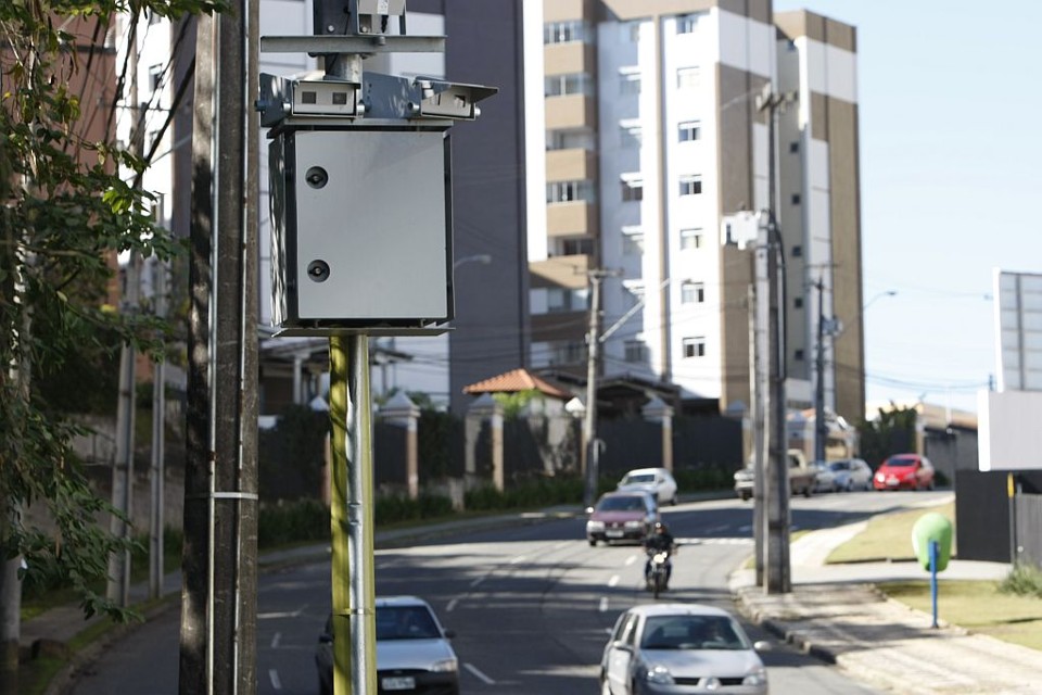 Oito empresas na licitação dos radares e lombadas Radar eletrônico em Curitiba: licitação é necessária para a continuidade do serviço | Valterci Santos/ Gazeta do Povo