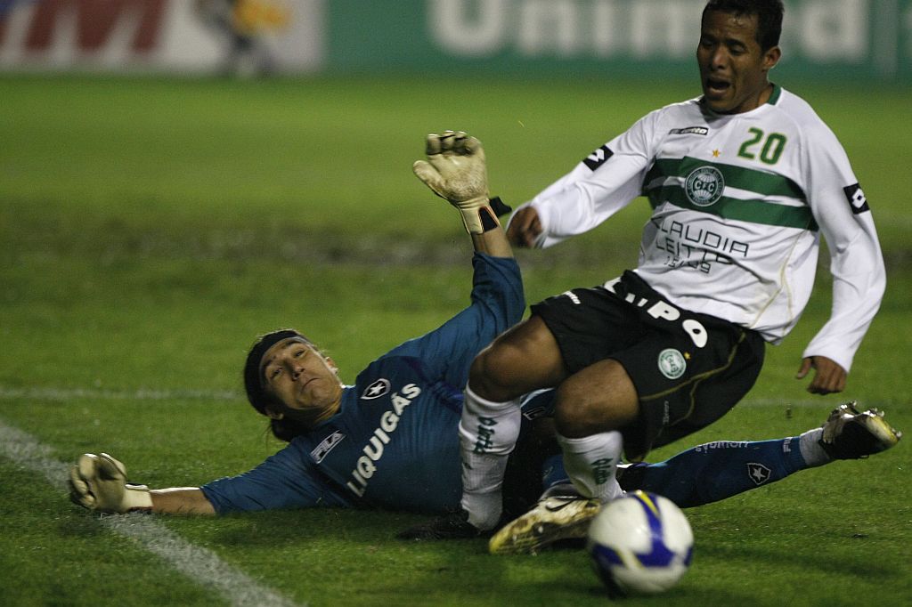 Autor do gol de empate, Marcos Aurélio teve lance polêmico com o goleiro Castillo: coxas-brancas pediram pênalti não assinalado | Pedro Serápio/ Gazeta do Povo