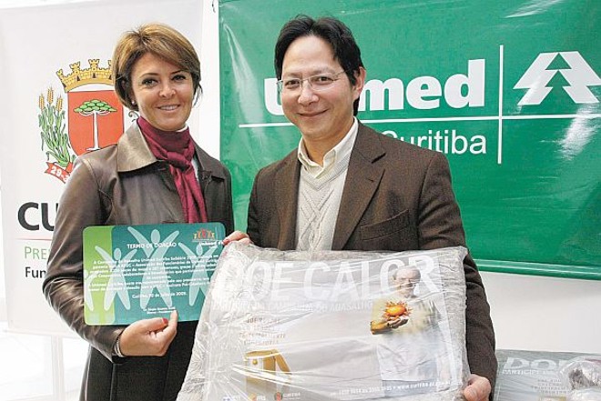 A primeira-dama e presidente da FAS, Fernanda Richa, recebeu ontem de manhã 300 cobertores e 2,2 mil peças de roupas para a campanha Doe Calor, entregues pelo diretor-presidente da Unimed, Sergio Ioshii. O material foi arrecadado entre os cooperados, colaboradores e clientes da cooperativa |