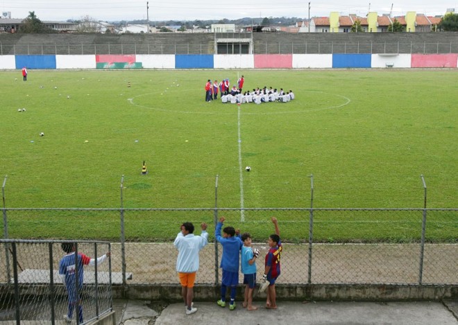 Na Vila Olímpica, crianças observam a conversa do elenco paranista antes do treino | Daniel Castellano/ Gazeta do Povo