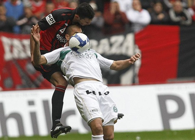 Rhodolfo tenta parar Ariel por trás em lance do primeiro tempo do Atletiba |