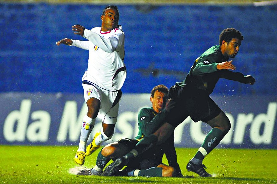 Perante os desatentos Cleiton e Felipe, Fernandinho manda para a rede o segundo gol do Barueri contra o Coritiba | Cristian Scheneider/Futurapress