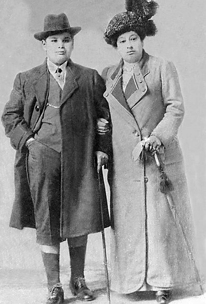 Júlia Wanderley e o filho ado­lescente, em 1915 | 