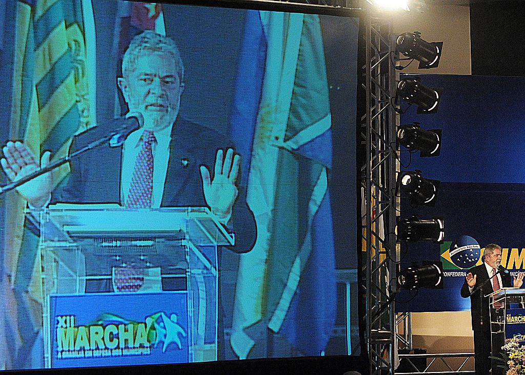 O presidente Lula prometeu trabalhar para que, na próxima reunião dos prefeitos em Brasília, em 2010, possa anunciar a legalização de programas sociais que atendem as prefeituras | Marcello Casal Jr./ABr