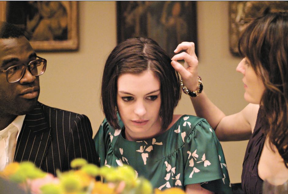 Kym (Anne Hathaway): saída de uma clínica de reabilitação, é cercada de cuidados para não desmoronar | Divulgação