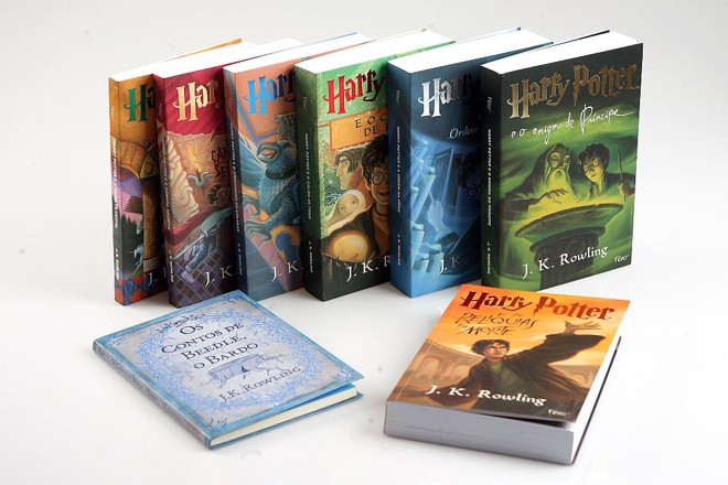 Os sete livros da série mais Os Contos de Beedle, o Bardo: fenômenos de vendas |