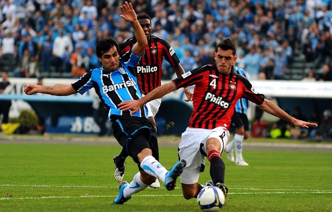 Herrera passa por Rhodolfo e marca o terceiro gol do Grêmio contra o Atlético Paranaense |