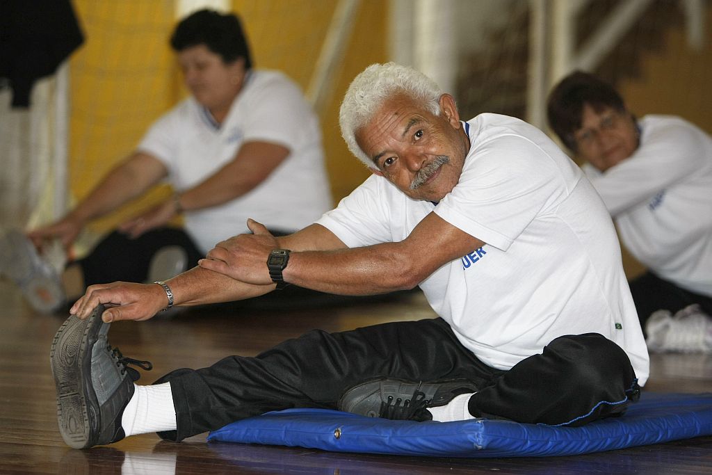João José dos Santos, 66 anos, mantém o pique do verão nas aulas de ginástica do grupo de diabéticos do Hauer | Aniele Nascimento/ Gazeta do Povo