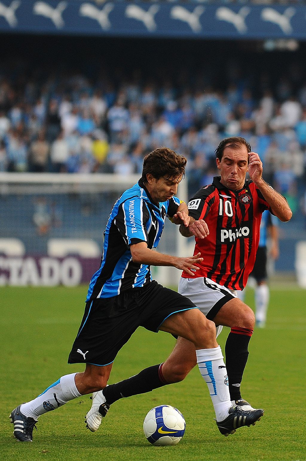 Paulo Baier tenta deter o meia Tcheco, do Grêmio: herói contra o Corinthians, camisa 10 do Atlético teve atuação apagada ontem | Eduardo Seidl/Correio do Povo