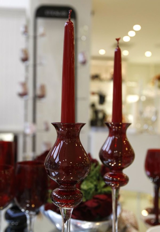 Par de castiçais vermelhos em vidro italiano feito à mão, da IVV. Preço: R$ 242 cada. À venda na Bergerson Presentes | 