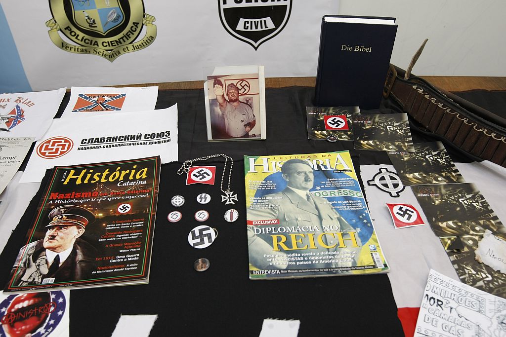 Material apreendido com acusados de atividades neonazistas no Paraná: grupo prega revisionismo histórico | Jonathan Campos/Arquivo Gazeta do Povo