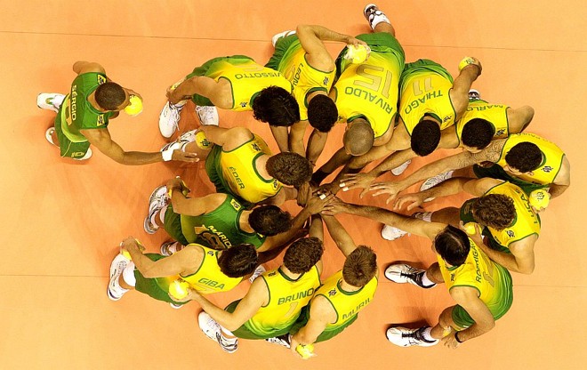 O renovado time brasileiro comemora a vitória sobre a Venezuela, em Belo Horizonte: para Bernardinho, meta é chegar à semifinal | Silvio Avila/CBV
