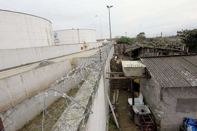 Casas dos moradores da Vila Becker ficam bem próximas aos tanques de álcool do terminal público | Valterci Santos/Gazeta do Povo