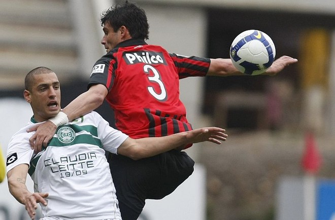 Rafael Santos (3) e Ariel disputam a bola em lance do primeiro tempo de jogo: argentino do Coritiba saiu de campo com suspeita de ruptura de ligamentos do joelho |