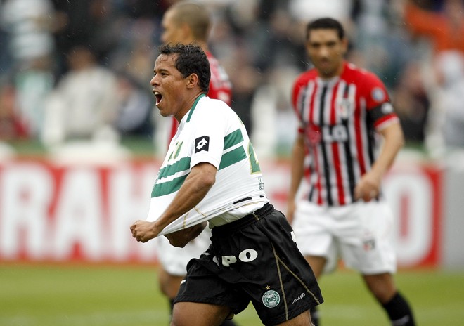 ... fazendo um lindo gol no Couto Pereira | 
