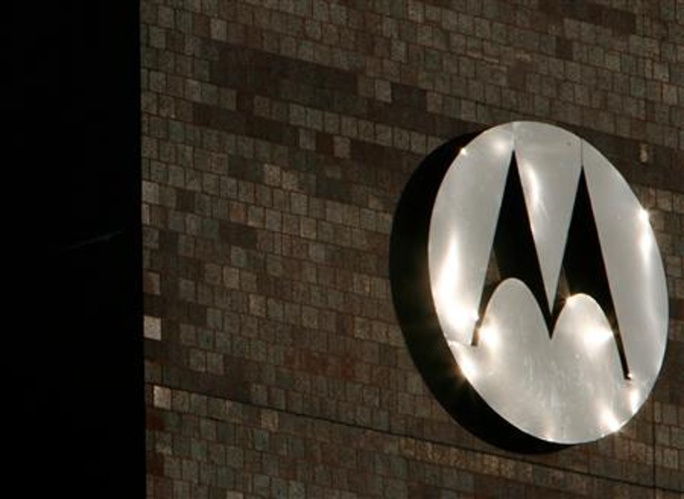 A Motorola anunciou nesta quinta-feira lucro no segundo trimestre, após ter registrado prejuízo no mesmo período do ano passado. O balanço foi impulsionado por corte de despesas e vendas acima do esperado. A notícia elevava as ações da companhia em 7,6 por cento no pregão eletrônico | Reuters
