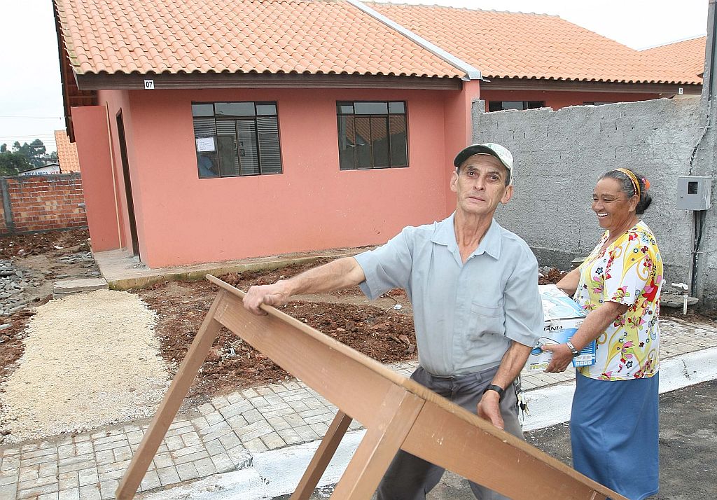 Benedita e Florentino , que viviam às margens do rio: tranquilos com a casa nova e longe do risco | Ivonaldo Alexandre/Gazeta do Povo