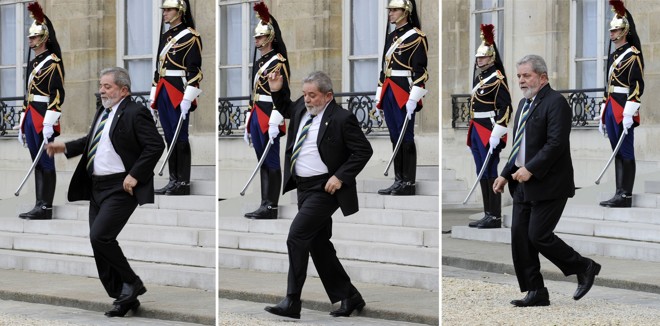 Lula tropeça na entrada do Palácio do Eliseu, em Paris, onde se encontra com o presidente francês, Nicolas Sarkozy | Reuters