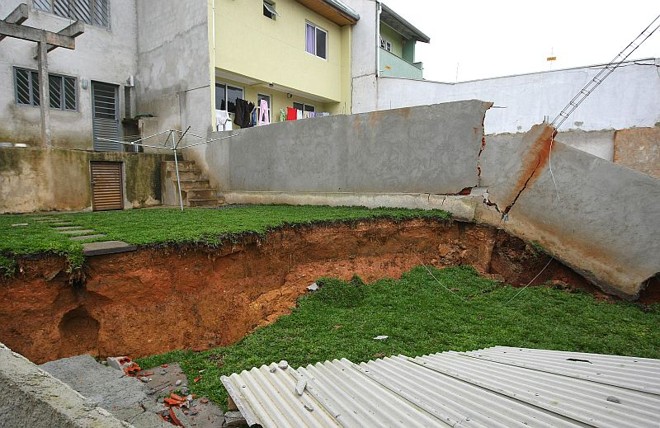 O terreno de Paulo Sérgio Valle Souza afundou cerca de um metro e meio |