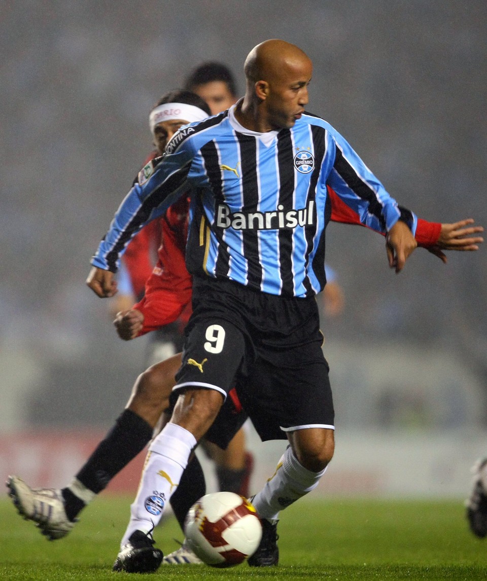 Já em solo curitibano, Alex Mineiro pode ter acerto com o Atlético anunciado já nesta quarta-feira | Jefferson Bernardes / AFP
