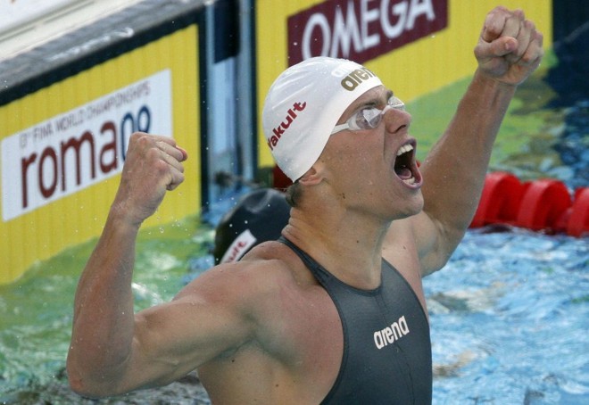 César Cielo no exato momento em que vê seu nome como novo recordista mundial e medalha de ouro nos 100 metros livre | Stefano Rellandini/Reuters