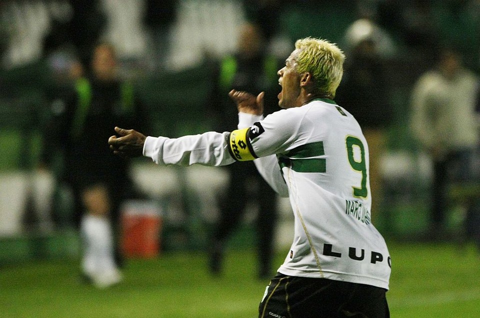 Marcelinho Paraíba comemora o golaço de pé esquerdo que iniciou a virada alviverde: camisa 9 diz que renovação está perto de ser acertada | Daniel Castellano/Gazeta do Povo