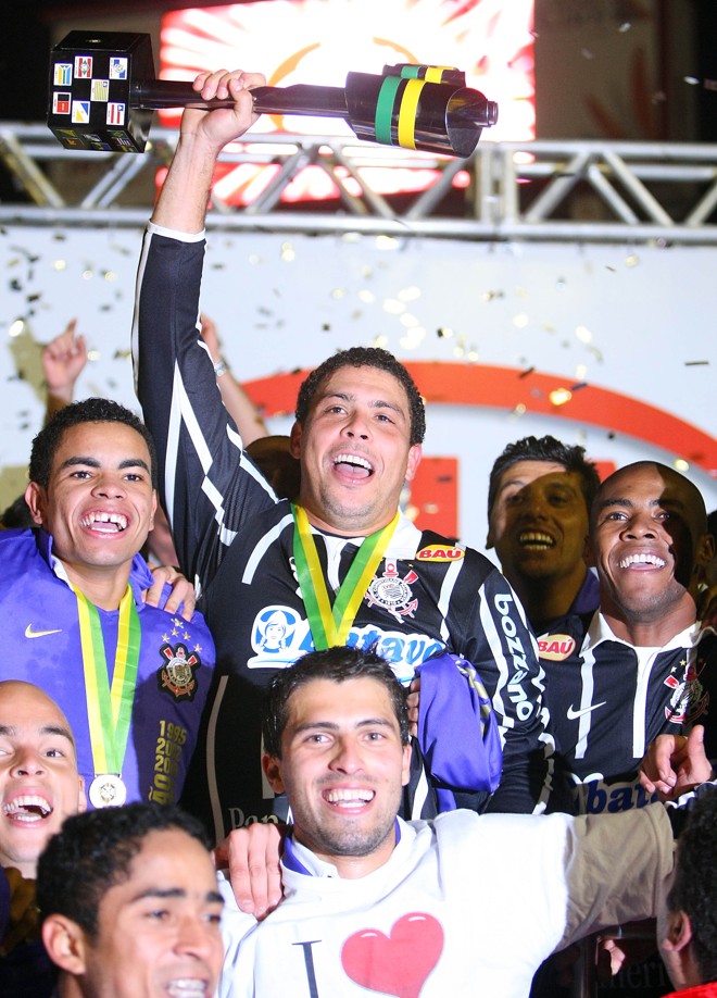 Ronaldo ergue a taça de campeão da Copa do Brasil 2009. Título é o primeiro do jogador por um time brasileiro |