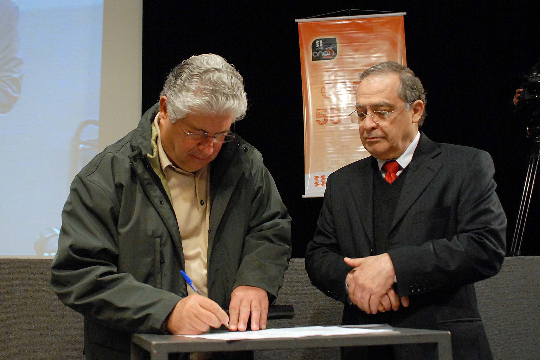 Requião assinou ofício durante a reunião do secretariado e posteriormente o documento foi encaminhado à Sanepar | Divulgação/Arnaldo Alves / AENotícias