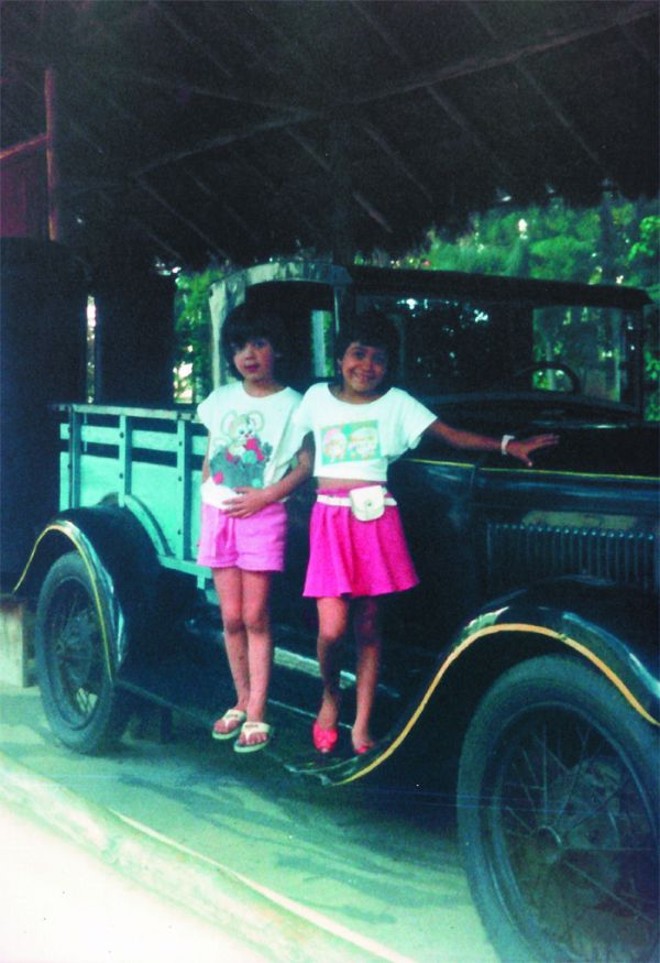 As fotos antigas de família mostram o fascínio pelo carro. A repórter (à esq) e a tia dela brincam em um carro antigo | 