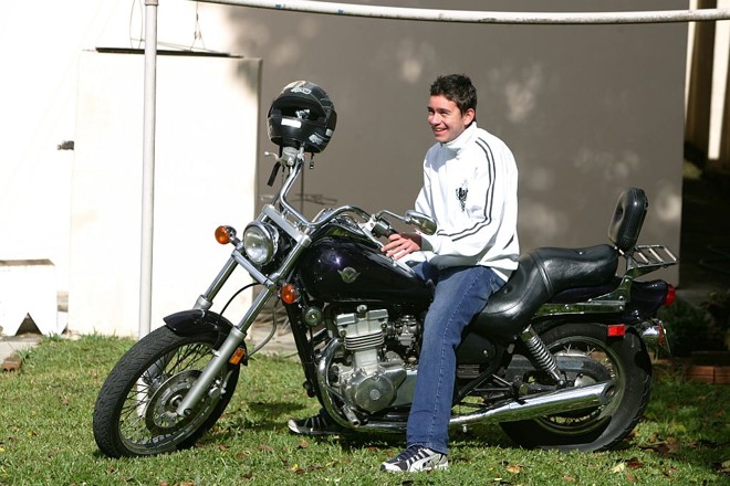 Lucas (posando com a motocicleta de um amigo), por sua vez, destaca a economia desse tipo de veículo | 