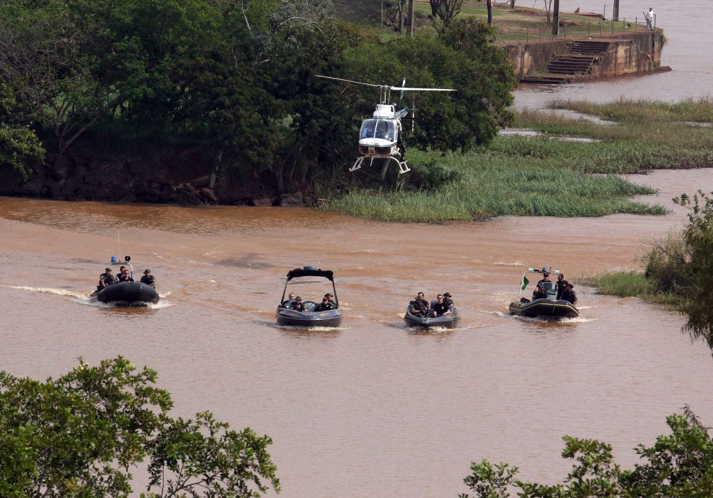 Barcos e helicópteros fazem policiamento no Lago de Itaipu: depois da nova aduana em Foz do Iguaçu, região teve aumento significativo nos índices de criminalidade | Cristhian Rizzi/Gazeta do Povo