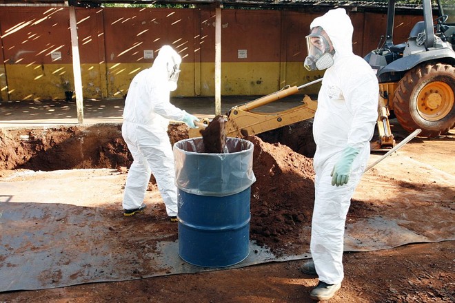 Roupas especiais evitam contato com o agrotóxico, que pode ser fatal | Roberto Furlan/Prefeitura Municipal de Maringá