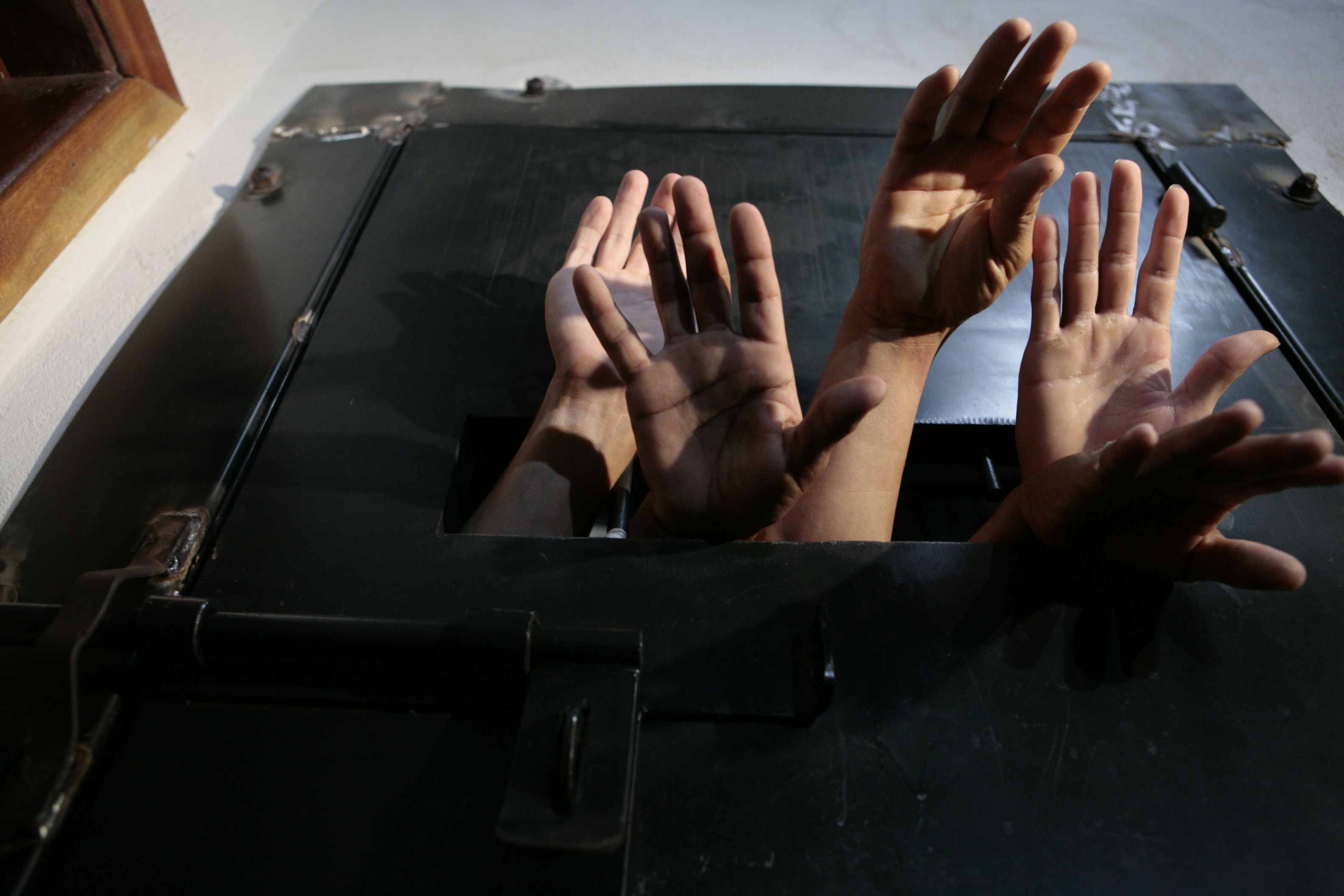 Presos da Delegacia de Marialva dividem um cubículo de pouco mais de quatro metros quadrados | Divulgação